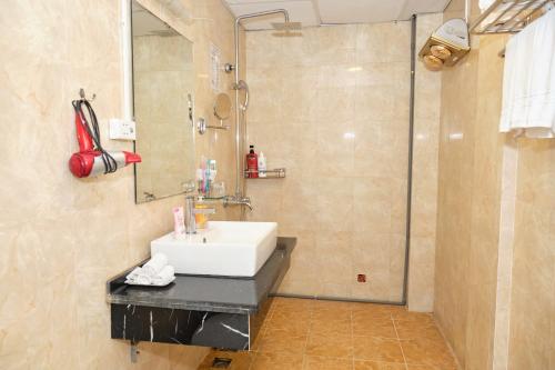 y baño con lavabo y ducha. en A25 Hotel - 28 Trần Quý Cáp en Hanói