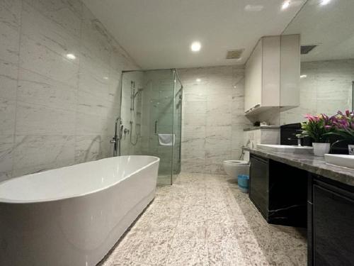 La salle de bains est pourvue d'une baignoire, d'une douche et de toilettes. dans l'établissement Platinum Suites KLCC Kuala Lumpur Bukit Bintang by AR Hospitality, à Kuala Lumpur