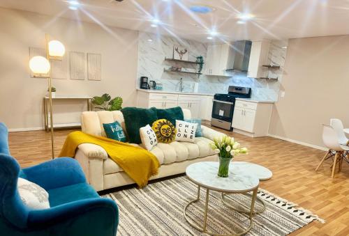 Η κουζίνα ή μικρή κουζίνα στο Chic Home with Expansive Backyard- duplex back unit2