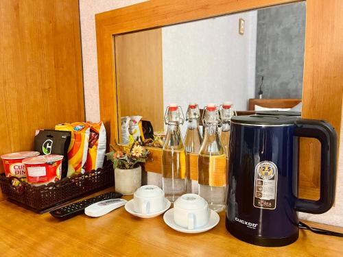 Příslušenství pro přípravu čaje a kávy v ubytování Amy 2 Hostel Hue