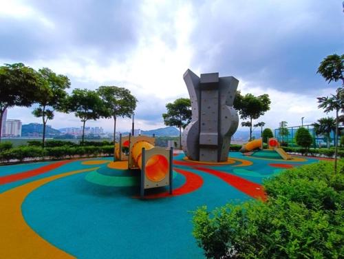 einen Spielplatz mit Rutsche und Achterbahn in der Unterkunft Datum KLCC Sky Ring Linked To LRT & Mall by AwNa in Kuala Lumpur