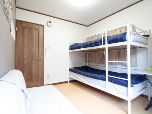 a bedroom with bunk beds in a room at 和貴ビル in Tokyo