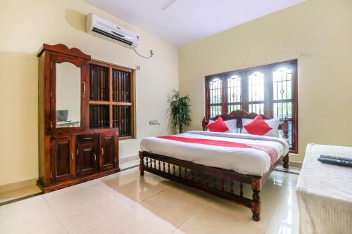 A bed or beds in a room at OYO Green Villa