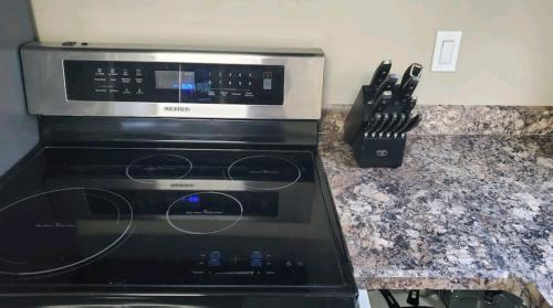 un horno microondas en la parte superior de una barra de cocina en Like Home en Regina