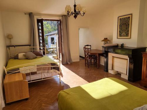 ein Wohnzimmer mit 2 Betten und einem Klavier in der Unterkunft Gite la ferme des maraîchers in Albigny-sur-Saone