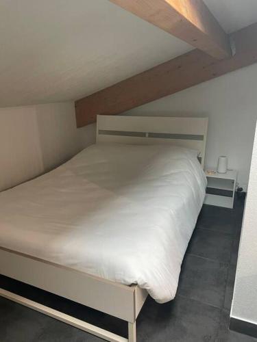- un lit blanc dans une chambre avec plafond dans l'établissement Studio8 proche Fac climatisé, à Albi