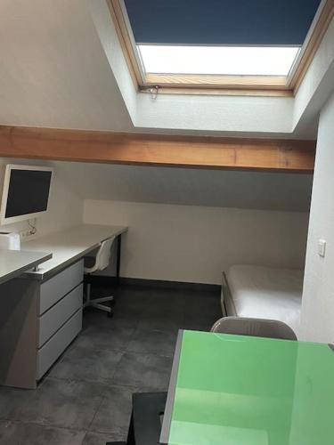 un bureau avec un bureau, un lit et une fenêtre dans l'établissement Studio8 proche Fac climatisé, à Albi
