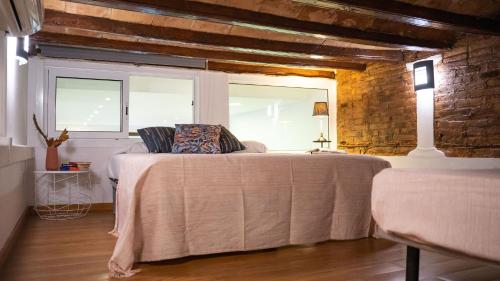 ein Schlafzimmer mit einem Bett und zwei Fenstern in der Unterkunft apartment next to park guell in Barcelona