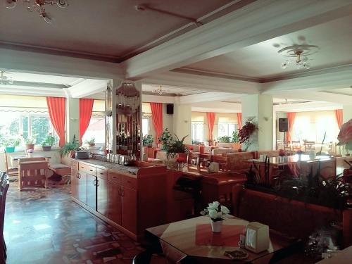 een grote woonkamer met rode meubels en ramen bij SANCAK HOTEL in Buyukcekmece