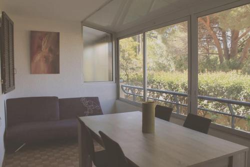 un salon avec une table et un canapé dans l'établissement Joli T2 3mn mer. Proche commodité WiFi Parking, à La Seyne-sur-Mer