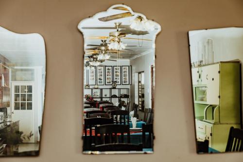 lustro w restauracji z jadalnią w obiekcie Ons Dorpshuis Guesthouse w mieście Rustenburg