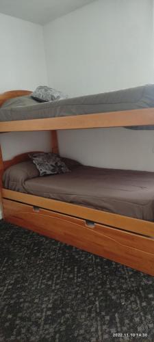 Двухъярусная кровать или двухъярусные кровати в номере Espectacular Dpto San Alfonso Del Mar.