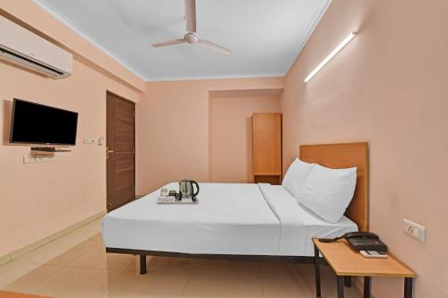 een hotelkamer met een bed en een televisie bij Collection O oyo townhouse in Jaipur