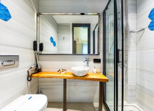 W łazience znajduje się umywalka i prysznic. w obiekcie Taksim Avenue w Stambule