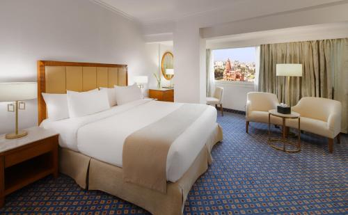 een hotelkamer met een groot bed en een raam bij Baron Hotel Cairo in Caïro