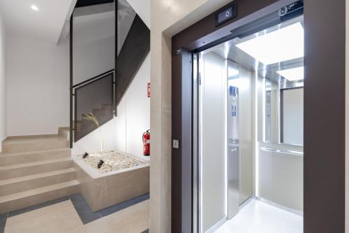 korytarzem ze szklanymi drzwiami prowadzącymi do schodów w obiekcie Morning Star by Fidalsa w mieście Torrevieja