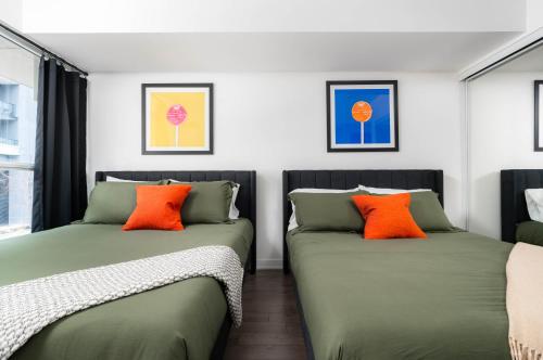 Cama ou camas em um quarto em Stunning 2BR + 2.5BA Luxury Townhome Steps from Square One!