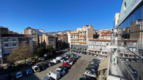 una ciudad con coches aparcados en un estacionamiento en Bed & Business, en Drama