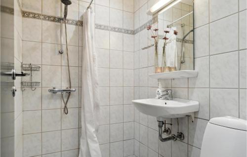 Cozy Apartment In Allinge With Kitchen tesisinde bir banyo