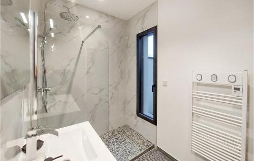baño blanco con ducha y lavamanos en Maison Darchitecte Neuve, en La Boisse