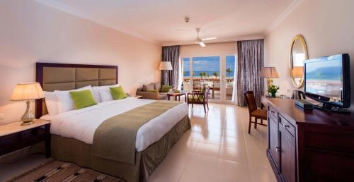 Postel nebo postele na pokoji v ubytování Baron Resort Sharm El Sheikh