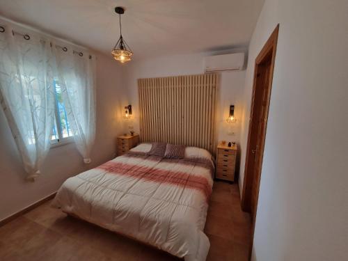 - une petite chambre avec un lit et une fenêtre dans l'établissement Tower house, à Cómpeta