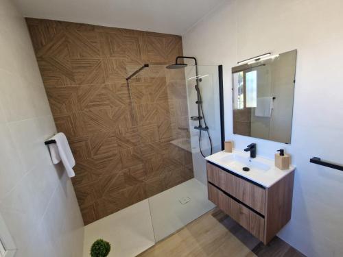 La salle de bains est pourvue d'une douche, d'un lavabo et d'un miroir. dans l'établissement Tower house, à Cómpeta