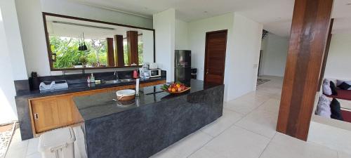 Kamar mandi di Nesara Villa