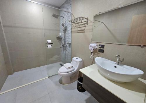 uma casa de banho com um lavatório, um WC e um chuveiro em THE TIMES HOTEL em Angeles