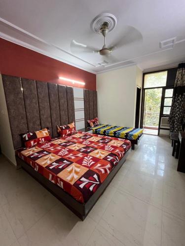 una camera con un grande letto di Hotel Jyoti Deluxe a Nuova Delhi
