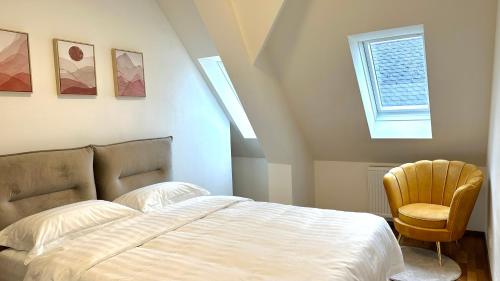 1 dormitorio con 1 cama y 1 silla en City Apartment Sankt Pölten, en Sankt Pölten