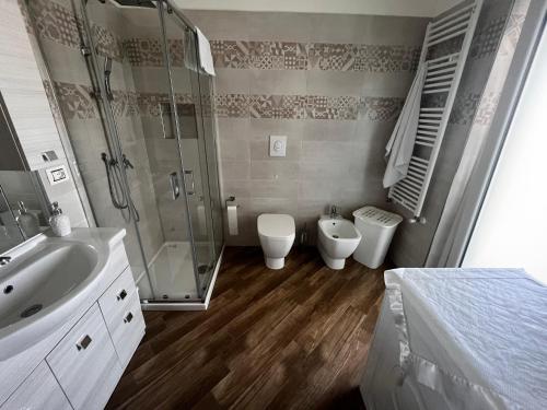 ein Bad mit einer Dusche, einem WC und einem Waschbecken in der Unterkunft Splendido appartamento a due passi dal mare in Termoli