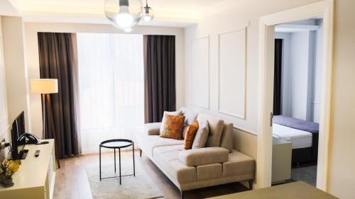 a living room with a couch and a bed at MYWAY DELUXE Alsancak in Konak