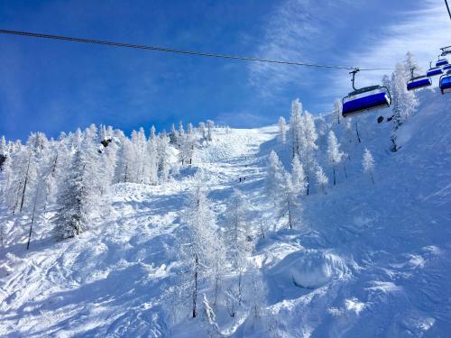 a snow covered ski slope with a ski lift at Haus Tilia Karinthië Appartementen in Nötsch