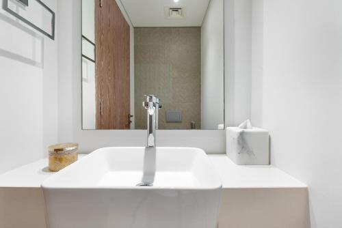 a white sink in a bathroom with a mirror at Arbab Homes Luxurious 2BR Dubai Marina View-LIV Residences in Dubai