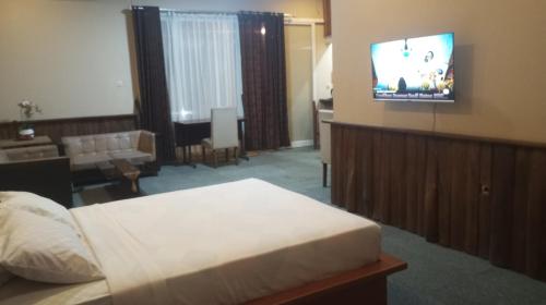 Habitación de hotel con cama y TV de pantalla plana. en AN Homestay, en Wonosobo