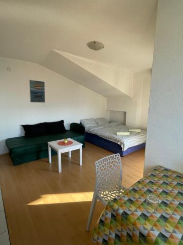 Zimmer mit einem Bett, einem Sofa und einem Tisch in der Unterkunft Spirit Apartment 2 in Ohrid