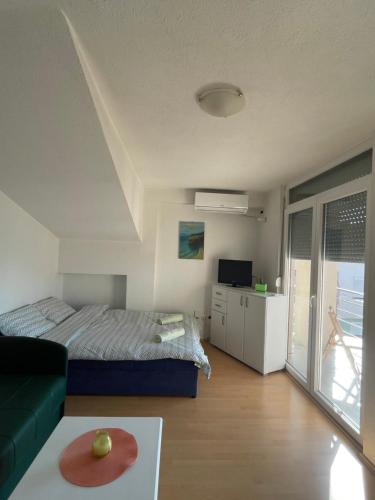 ein Schlafzimmer mit einem Bett und ein Wohnzimmer in der Unterkunft Spirit Apartment 2 in Ohrid