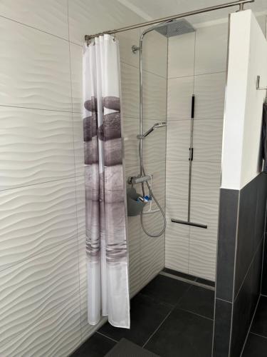 Ένα μπάνιο στο Ferienwohnung im Geyserhof