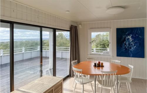 comedor con mesa y sillas en el balcón en 3 Bedroom Nice Home In Stavern en Stavern