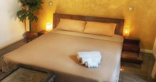łóżko z dwoma rolkami białych ręczników w obiekcie Your home in Rome w Rzymie