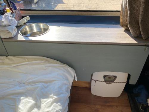 VillacarlosにあるCamper Vanのシンクとベッドが備わる小さな客室です。