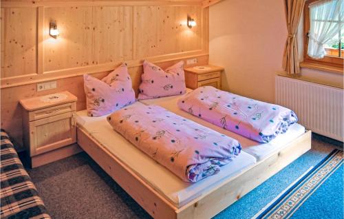 - une chambre avec 2 lits et des oreillers roses dans l'établissement 2 Bedroom Beautiful Apartment In Kappl, à Kappl