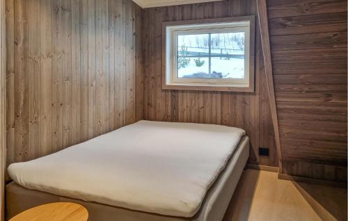 uma pequena cama num quarto com uma janela em Amazing Home In seral With House A Mountain View em Åseral