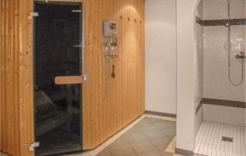 イシュグルにあるBeautiful Apartment In Ischgl With 1 Bedrooms, Sauna And Wifiのバスルーム(ガラスドア付きのシャワー付)