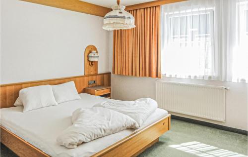 Voodi või voodid majutusasutuse 1 Bedroom Gorgeous Apartment In Ischgl toas