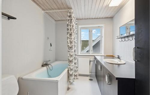 La salle de bains est pourvue d'une baignoire, de toilettes et d'un lavabo. dans l'établissement Nice Home In Faaborg With Wifi, à Fåborg