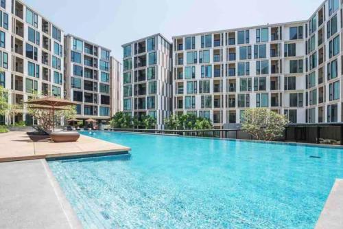 uma grande piscina em frente aos edifícios em Luxury condo in phuket shopping center em Phuket