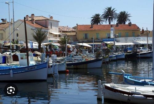Au calme à 2min mer Parking Balcon Wifi Clim!