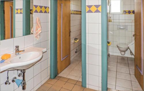 a bathroom with a sink and a toilet at 2 Bedroom Cozy Apartment In Schladming in Gleiming